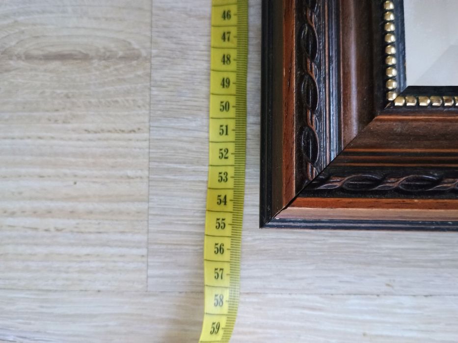 Lustro z drewnianą ramą i faza lustra