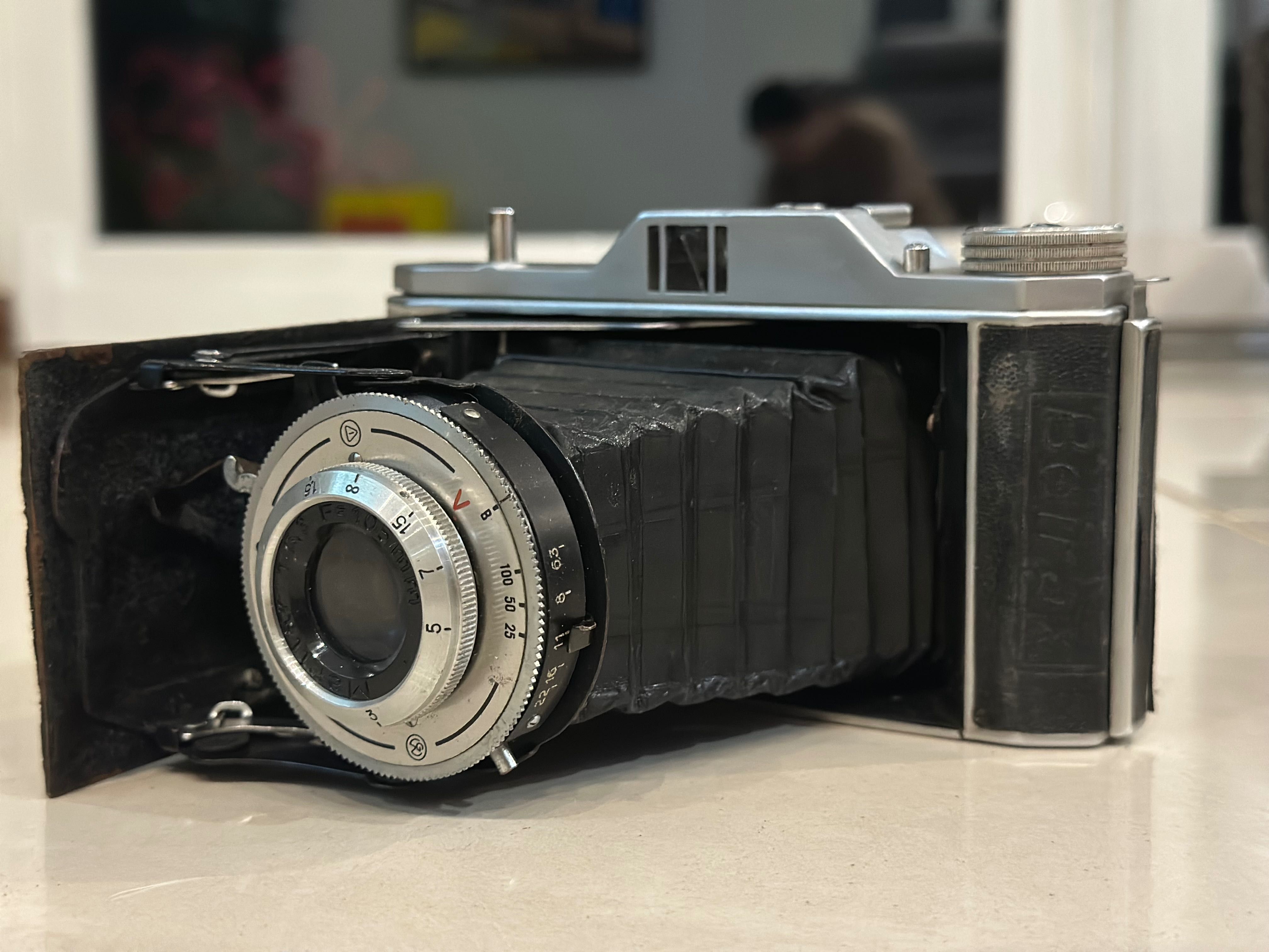 aparatu typu składak (folder camera) oznaczonego jako JUNIOR