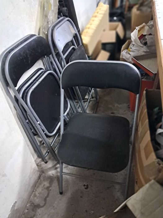 Seis cadeiras cinza e preto