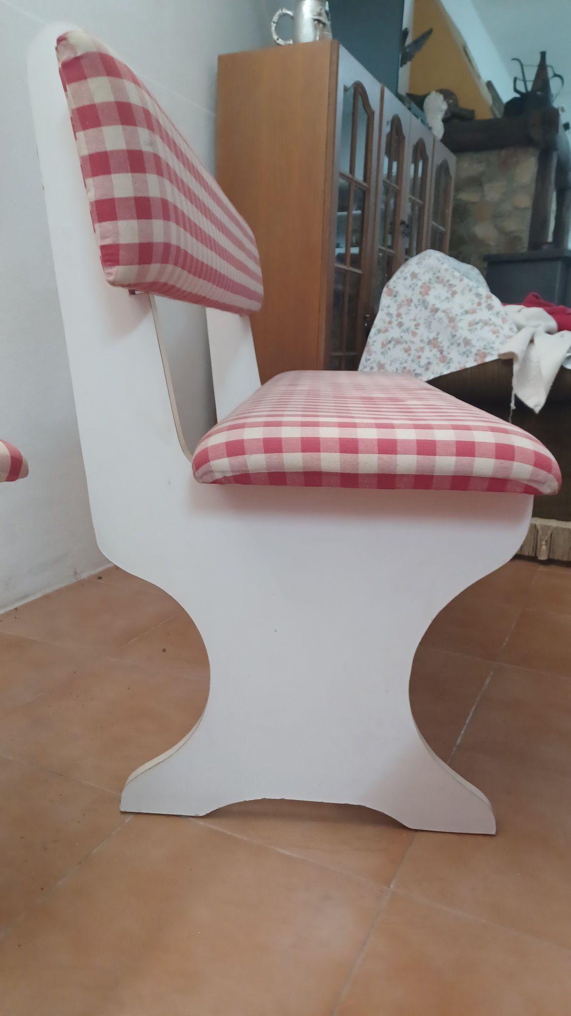 2 bancos xadrez vermelho e branco