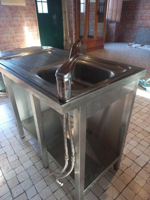 Bancada de inox com lava-louça