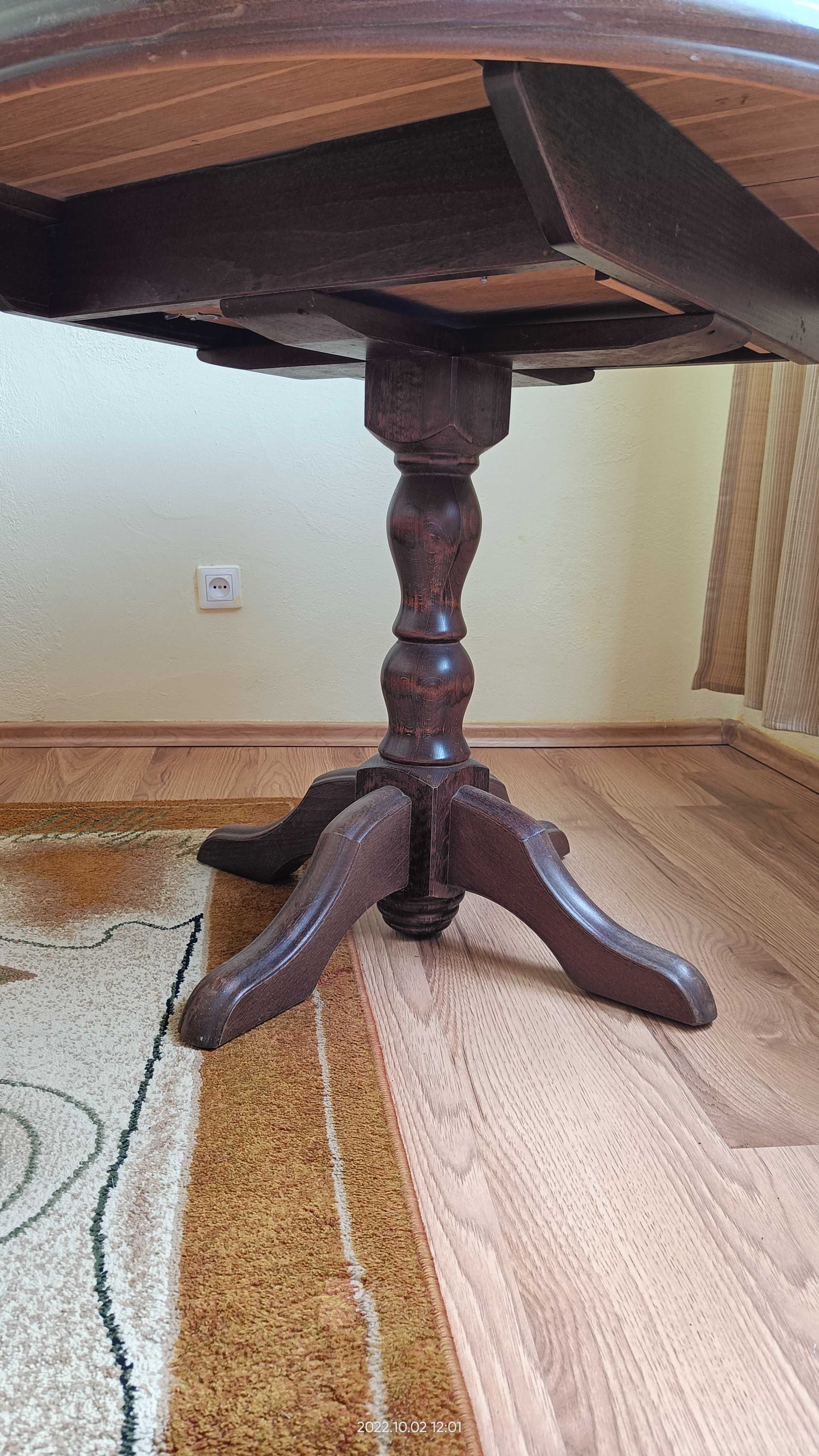 Stół drewniany na jednej nodze stojący
