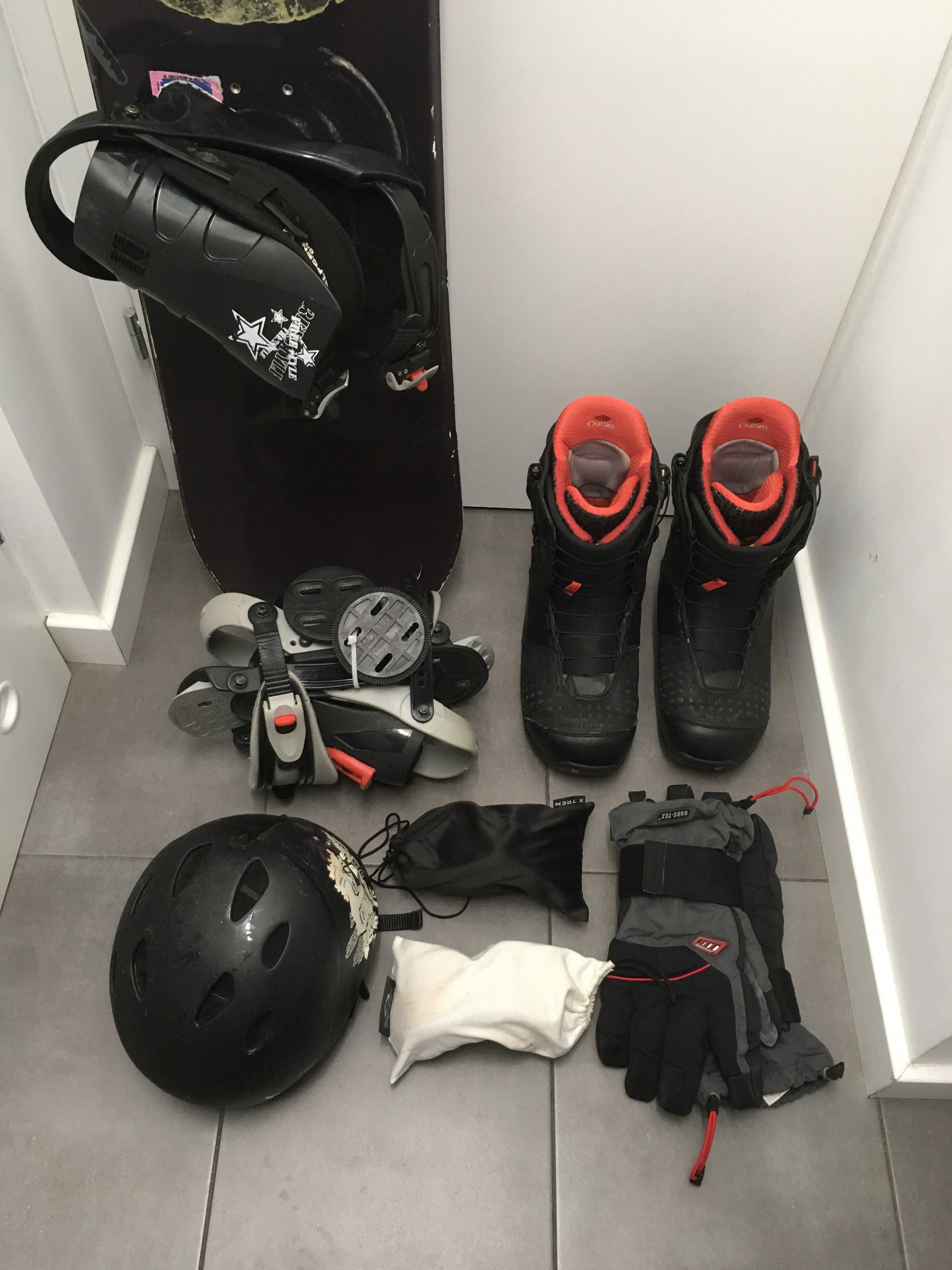 SNOWBOARD zestaw - deska, buty, kask, rękawice, 2x gogle, 2x wiązania