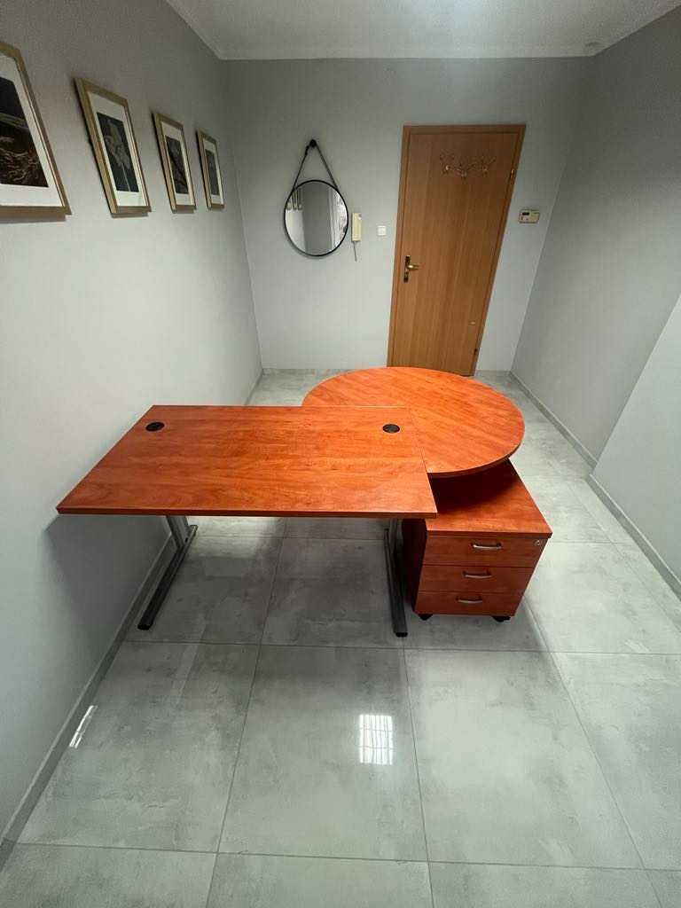 Biurko + kontenerek firmy SVENBOX - komplet - stan bardzo dobry