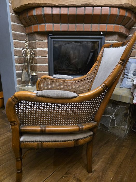 Антикварне крісло