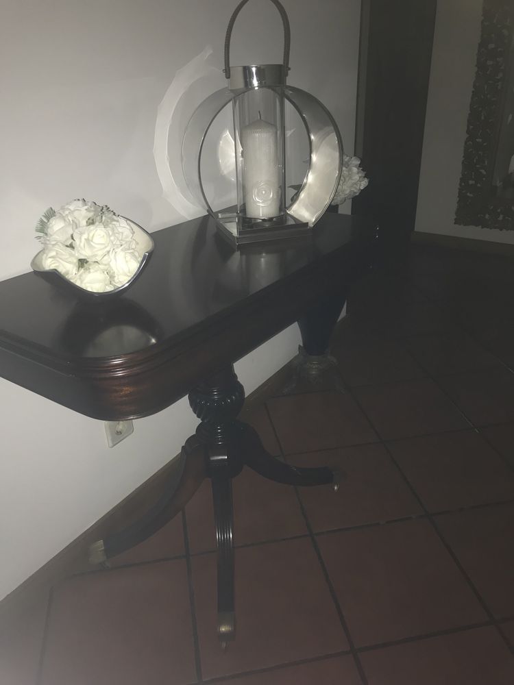 Mesa de jogo quadrada forradas a verde e com rodas metálicas e tri-pé