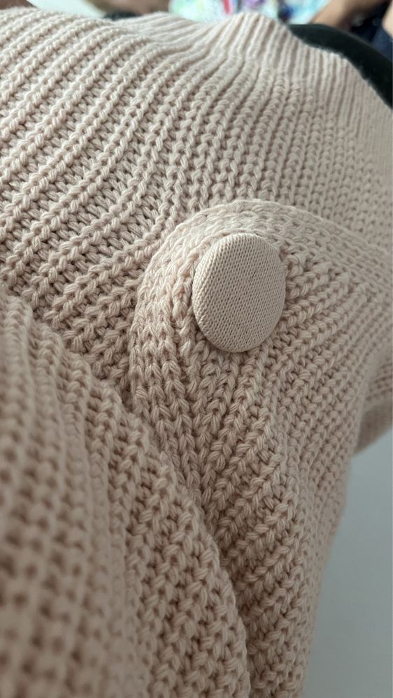 Różowy sweter robin z guzikami gruby splot S