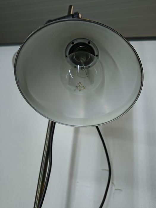 Lampa podłogowa vintage – imitacja mosiądzu, regulowane klosze