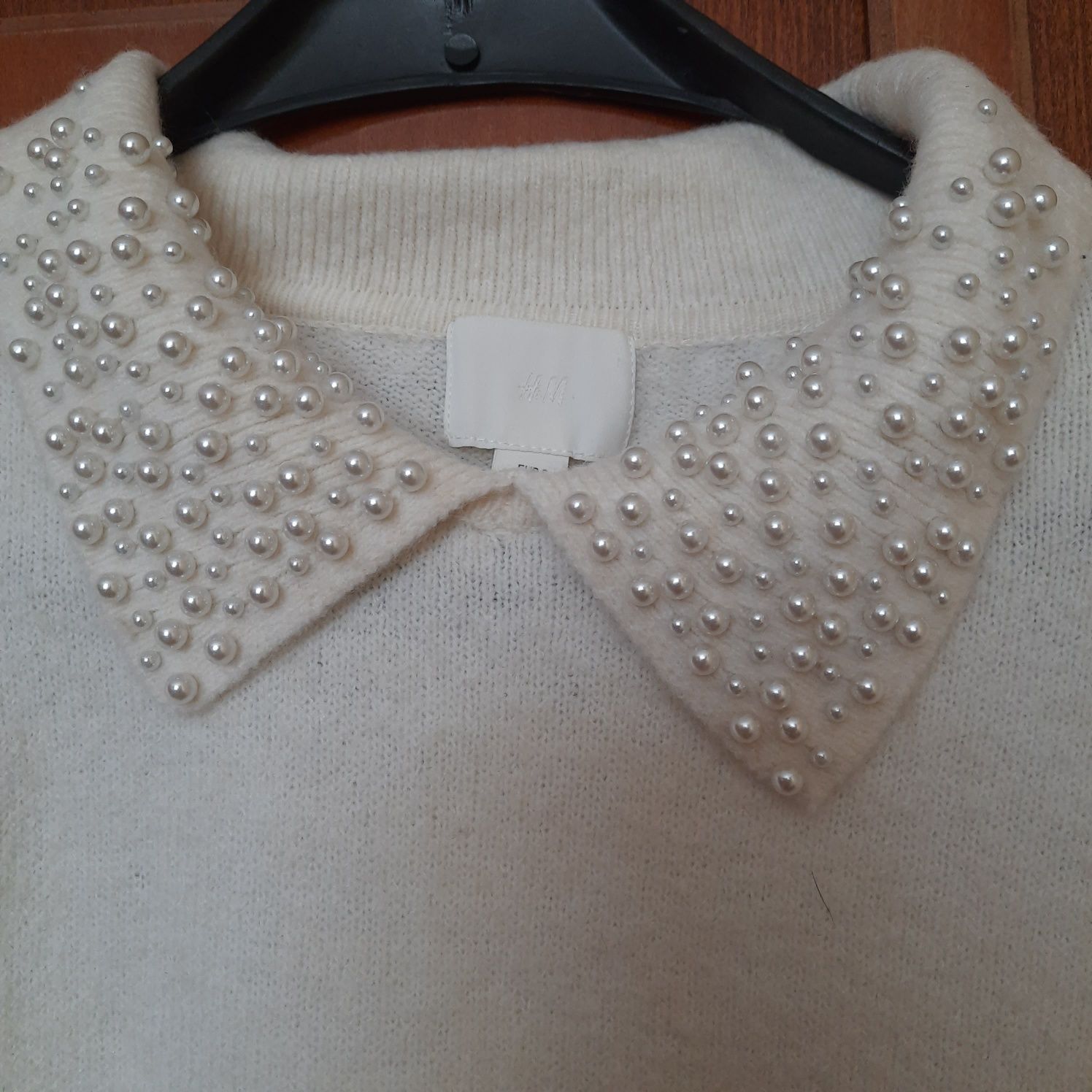 Нарядний білий светер з перлинками