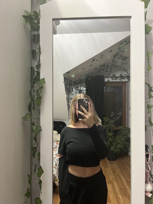 bluzka z wycięciem na łokciu