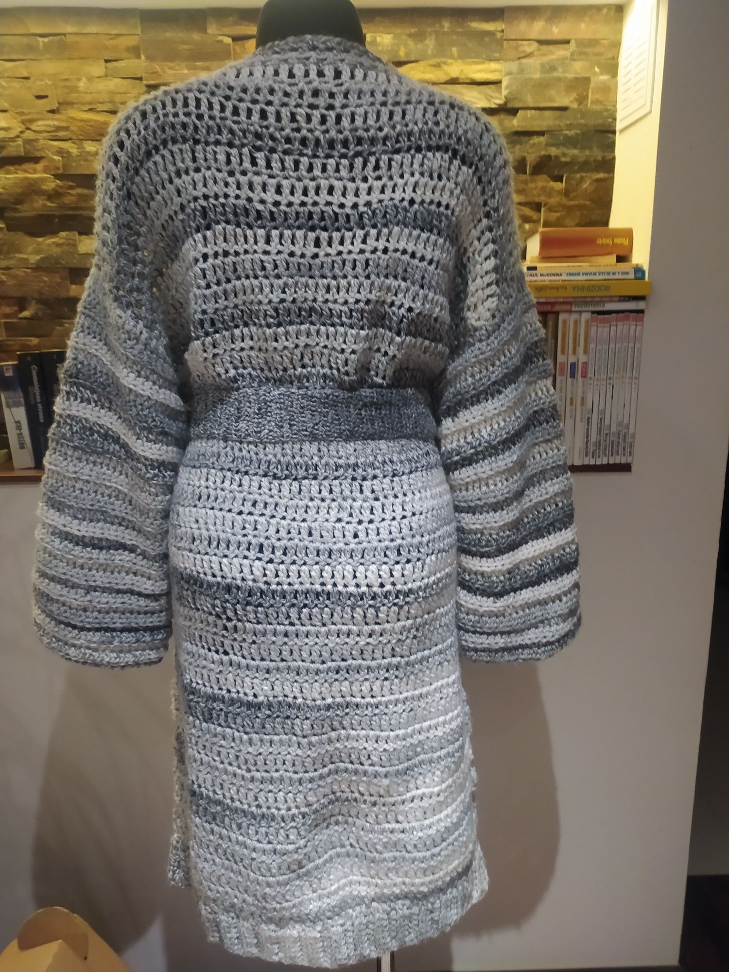 Długi sweter wykonany na szydełku
