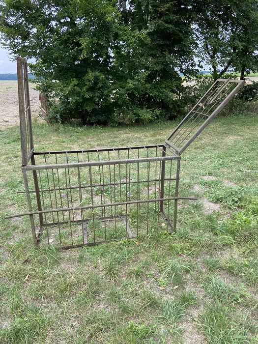 Klatka z drzwiczkami.