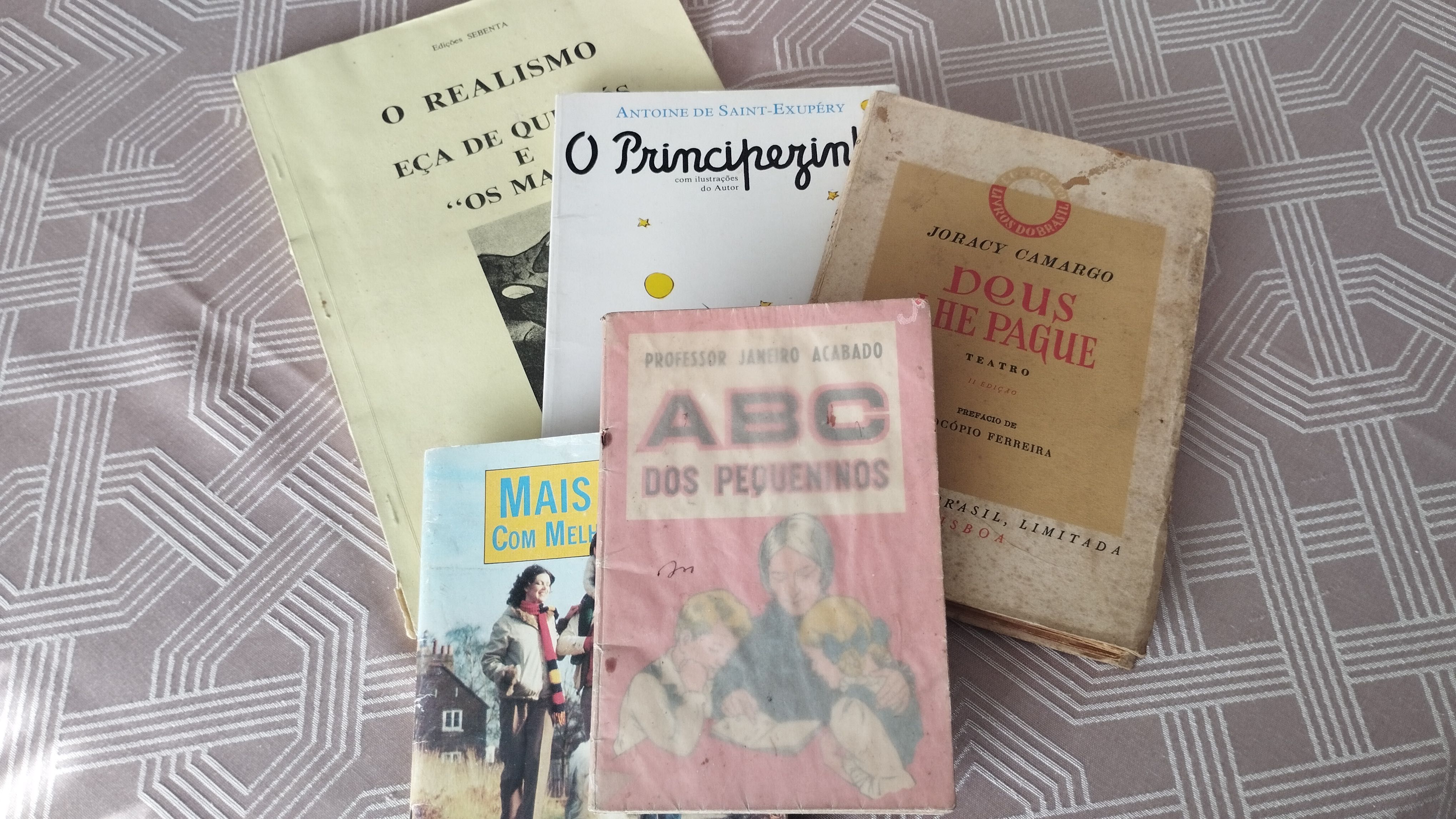 Pacote com 42 livros