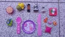 Diversos brindes , bonecos, brinquedos