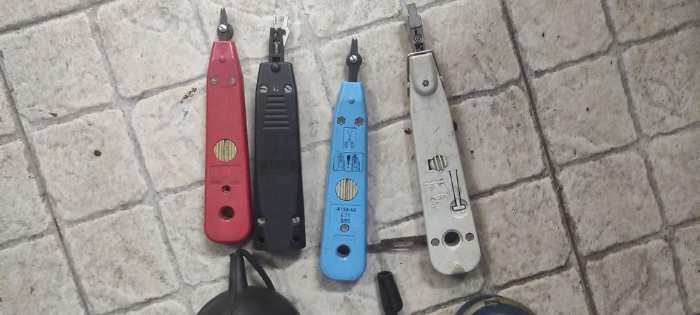 Intercete telefónico e tesouras de cravar em blocos