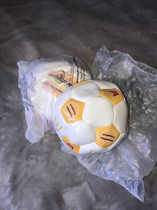 Колекційний м'яч  у формі арахісових цукерок M&M's. Макдональдс