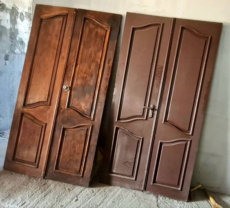 Вхідні подвійні деревʼяні двері