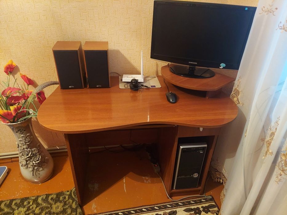 Продається комп'ютерний стіл з екраном та колонками