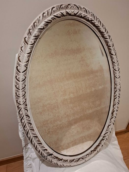 Espelho oval com moldura de talha em madeira