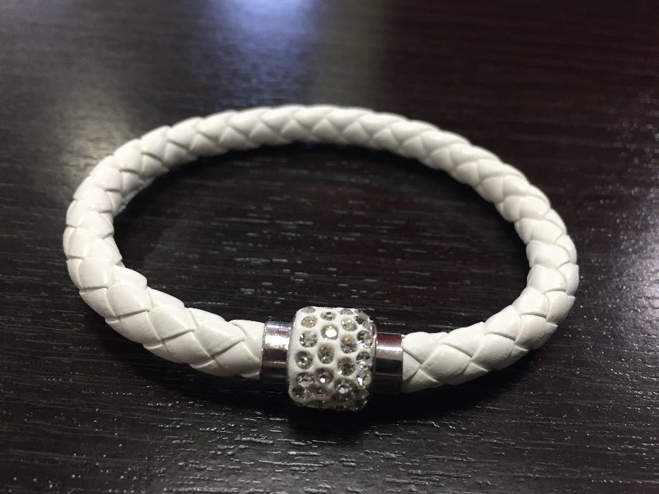 Pulseira Tipo Pele com Brilhantes Nova