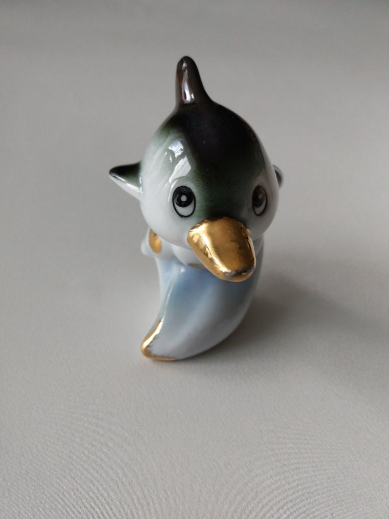 Delfin porcelanowy z sygnaturą.