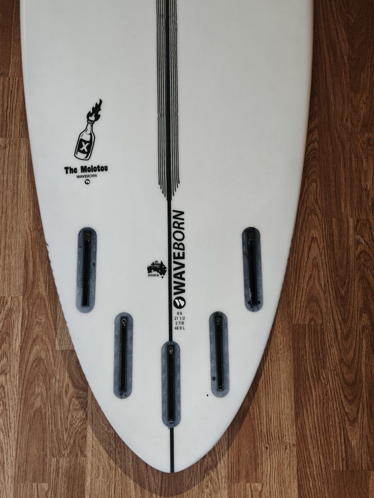 Prancha de Surf Waveborn The Molotov 6'6 + Quilhas + Deck | 350€