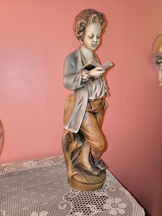 Boneco de loiça - menino a ler