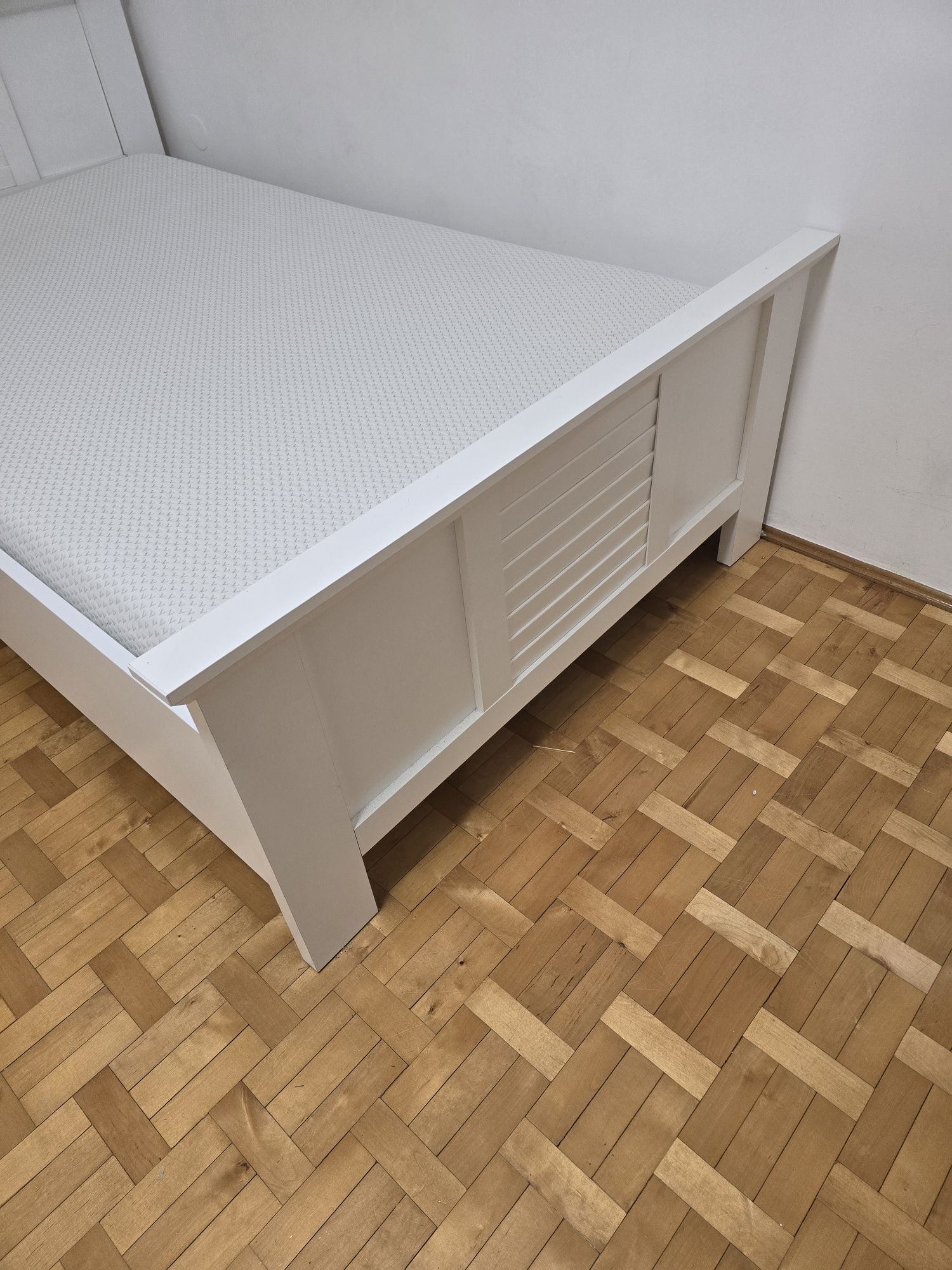 Młodzieżowe białe meble