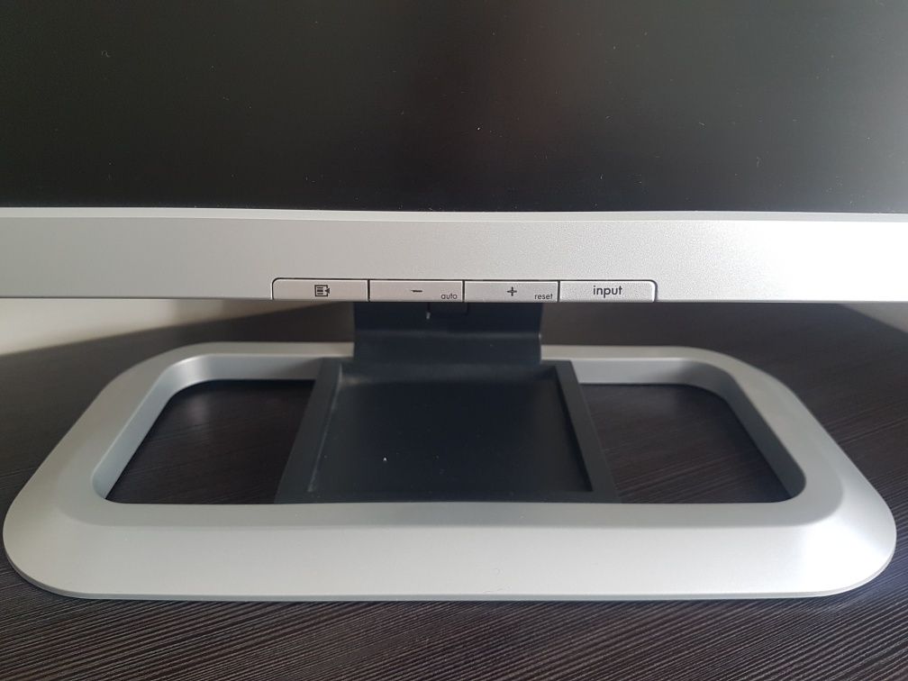 Monitor HP L2045W z pełnym okablowaniem