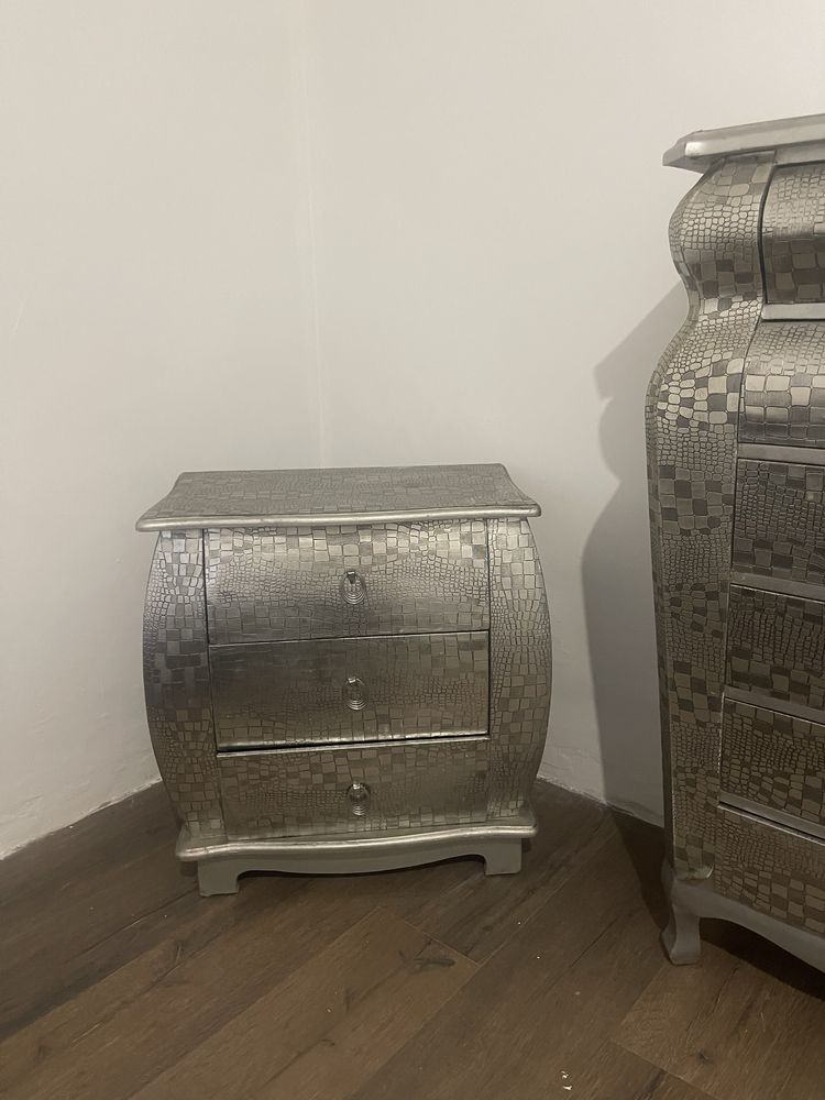 Cómoda e duas mesas de cabeceira