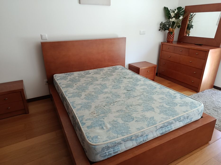 Cama de casal mesas de cabeceira espelho e cómoda