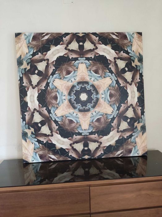 Tela impressa com 1,50x1,50 de dimensões.