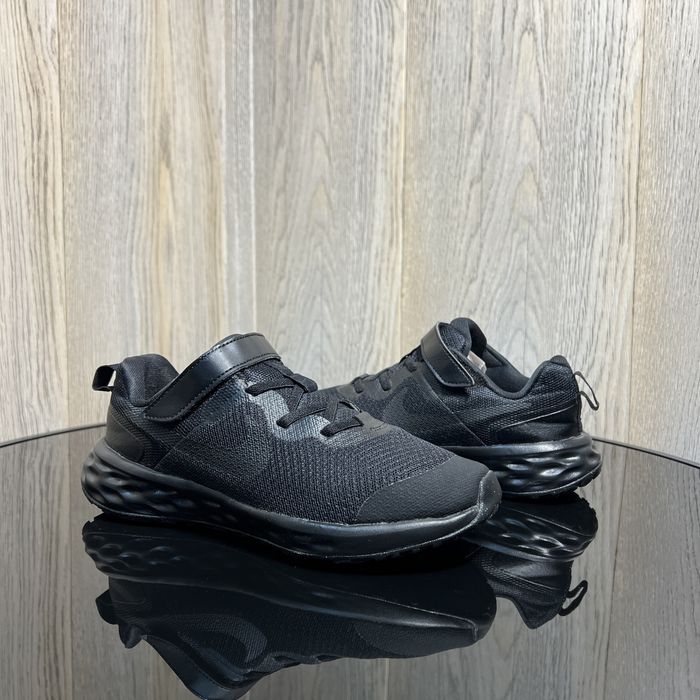 Продам оригінальні дитячі  кросівки Nike Revolution 6 ( 35р-22см)