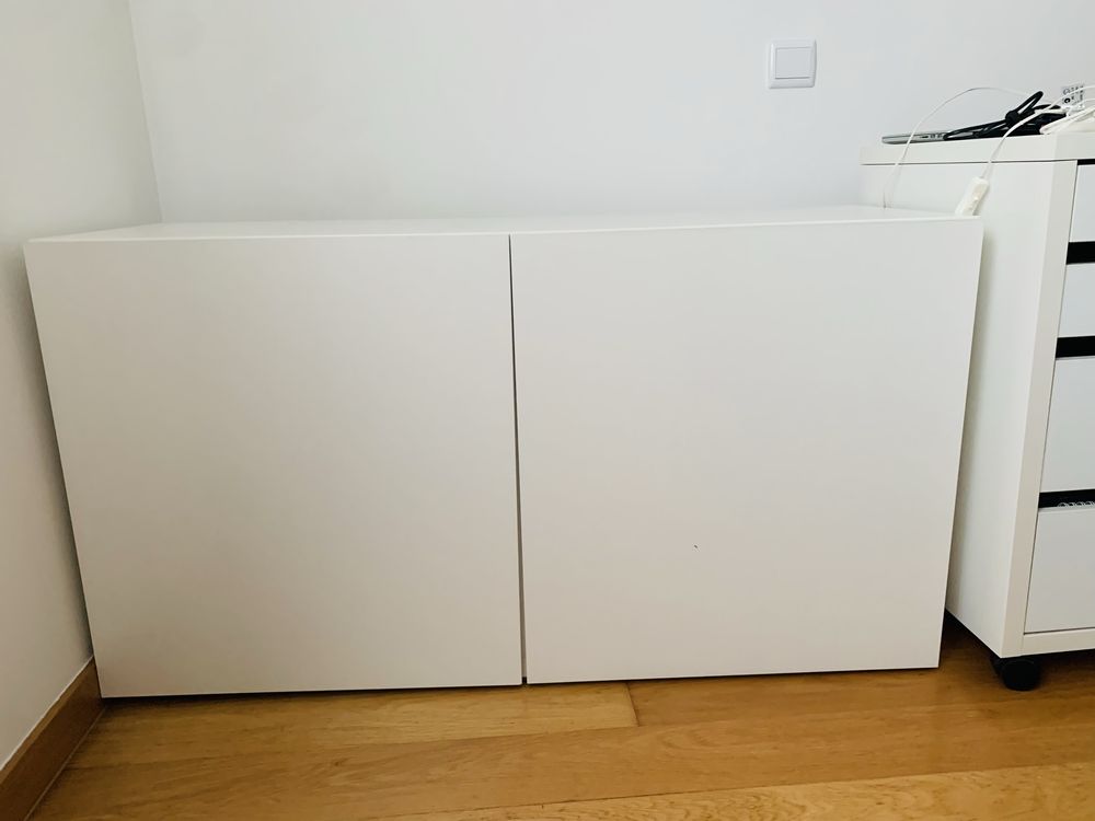 Estante com portas 120cm X 42cm X 64cm
