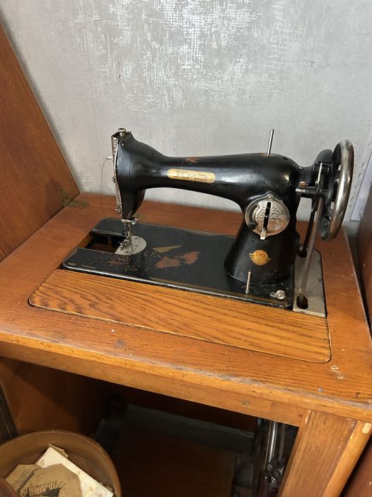 Швейна машинка продається у звязку з переїздом .