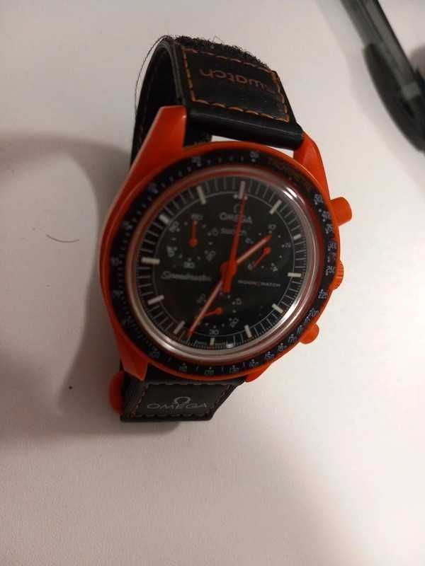 Omega x Swatch Lava SO33O100 Wulkaniczna Energia