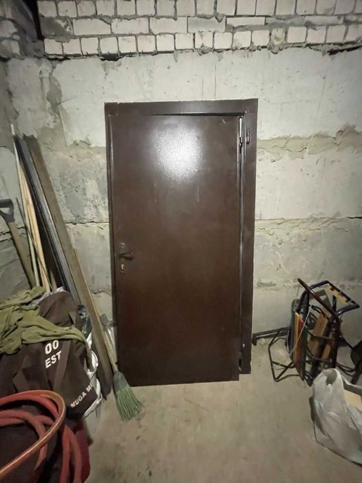 залізні двері з рамою (980 ширина 2055 довжина)