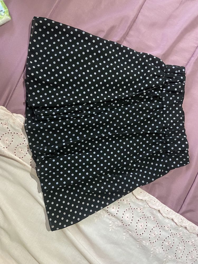 Mini-saia preta com pintinhas cinzentas