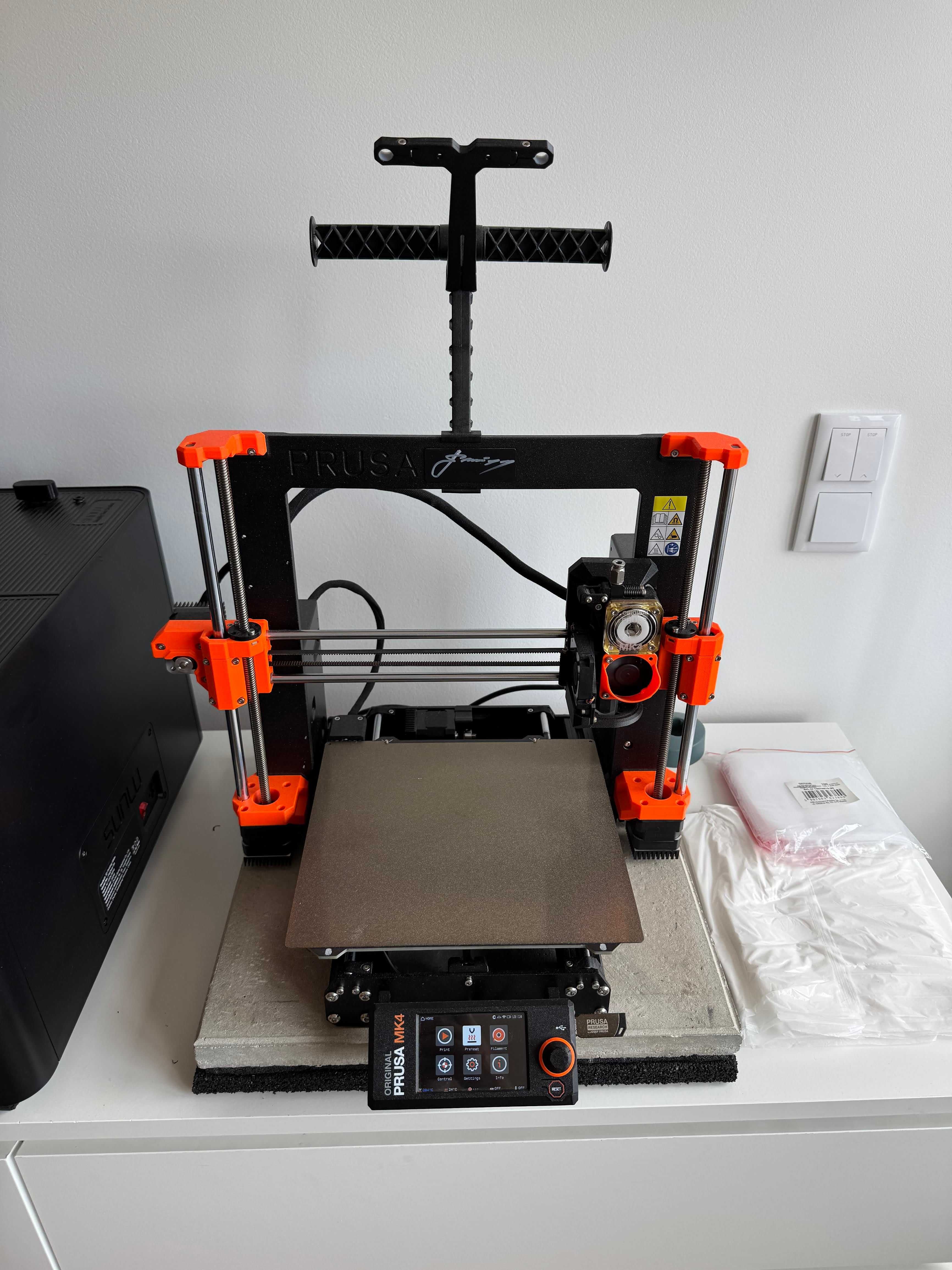 Impressora 3D Prusa Mk4s - assinada e com acessórios