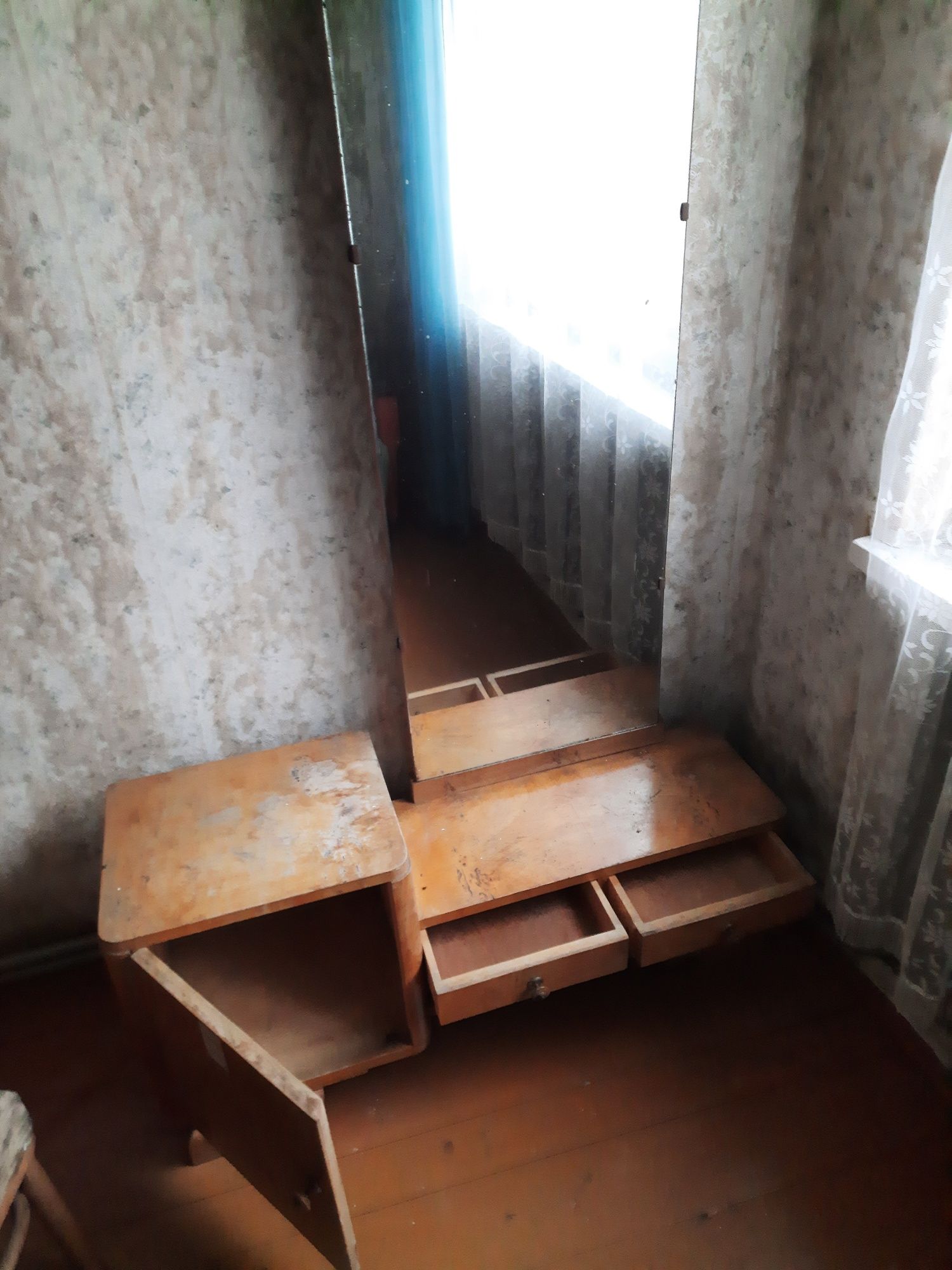 Meble. Toaletka z lustrem, stara z PRL.