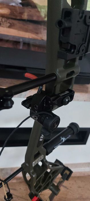 Łuk bloczkowy Bear Whitetail INT z podstawką QAD Ultra Rest HDX