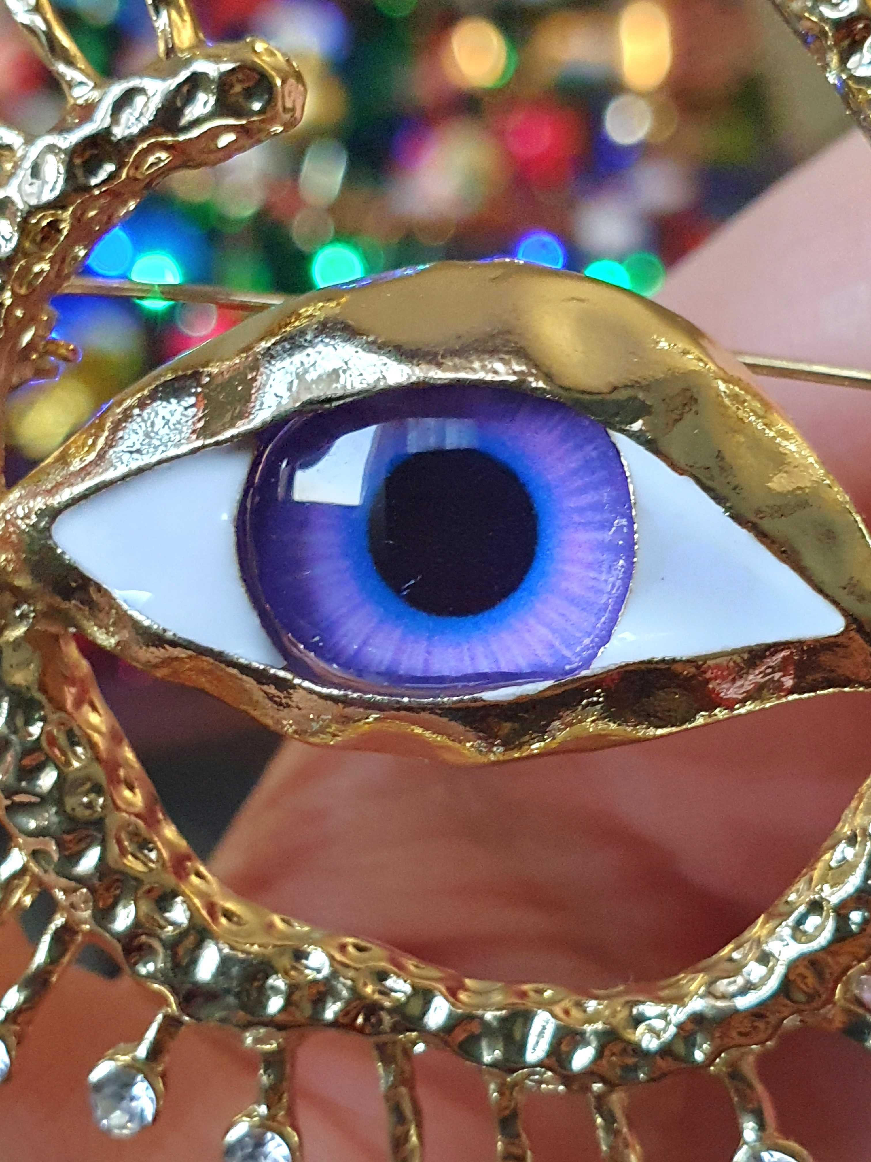 Broche pregadeira alfinete surrealista olho roxo violeta lilás dourado