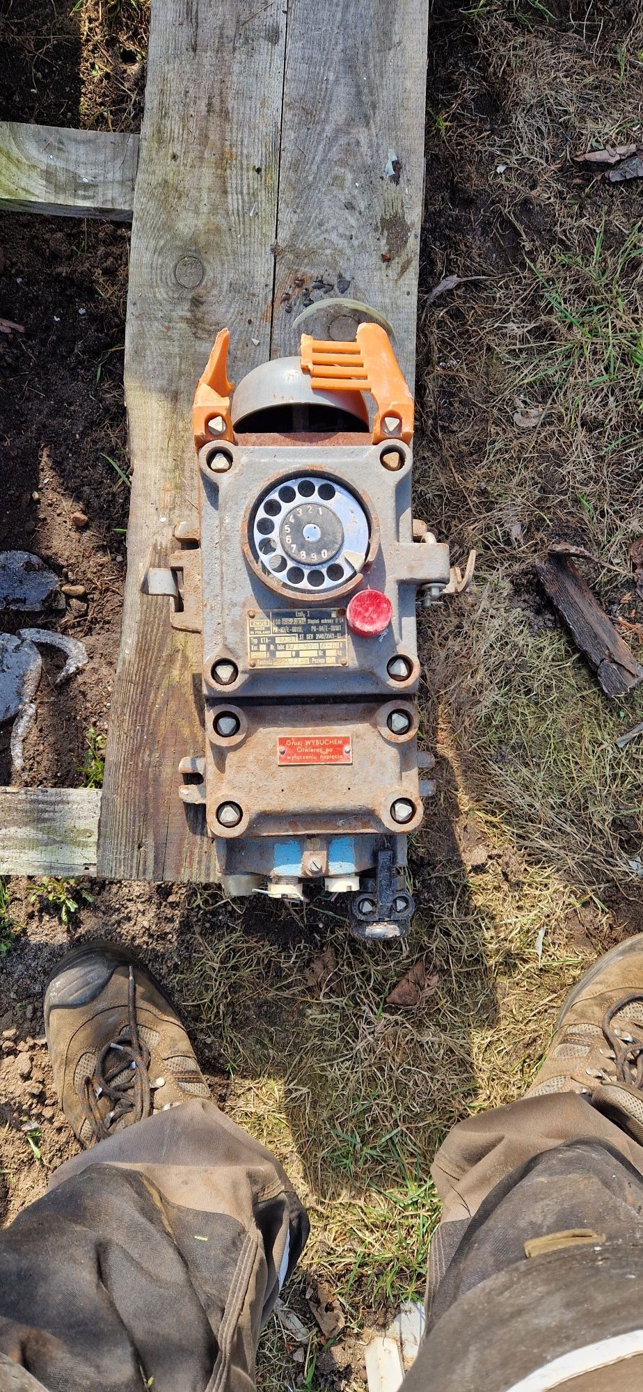Zabytkowy telefon górniczy