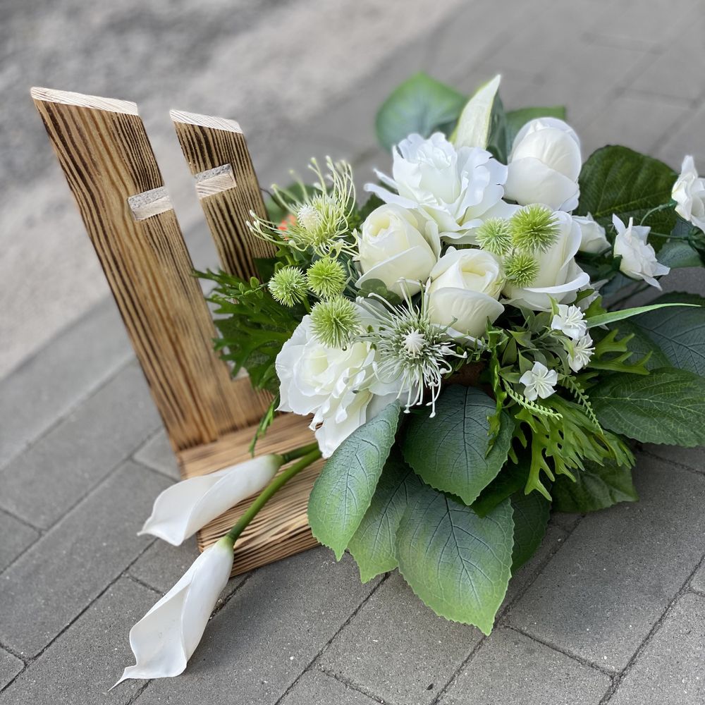 Stroik nagrobny z drewna i sztucznych kwiatów z motywem krzyża
