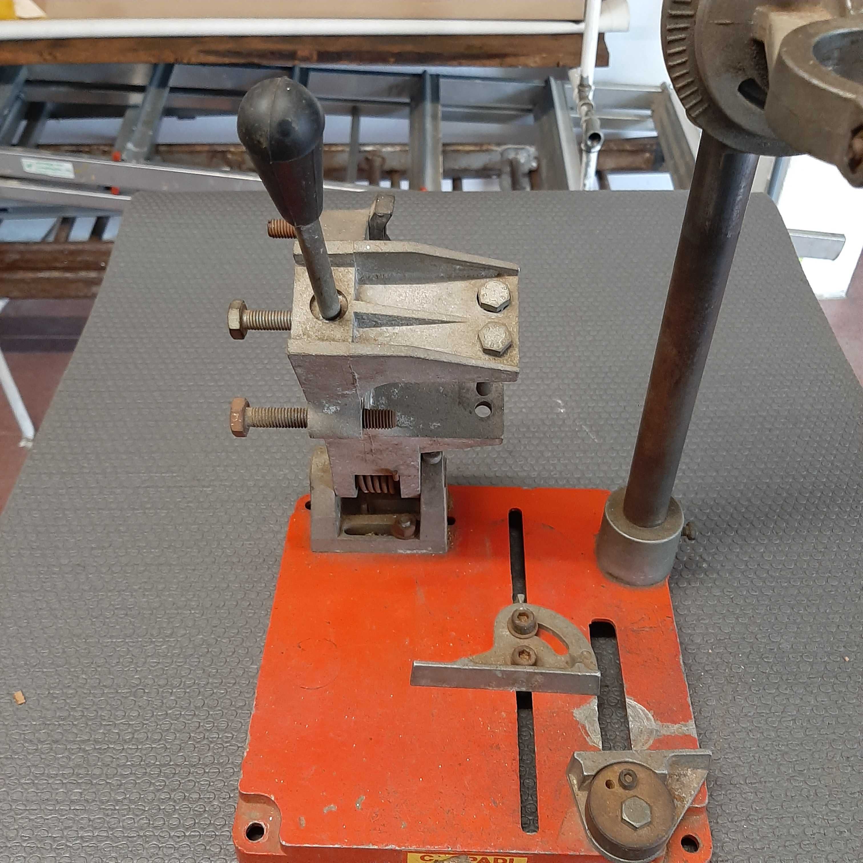 Coluna de suporte para berbequim e rebarbadora