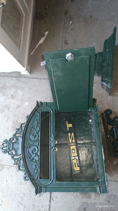 Skrzynka na Listy na Wysokiej Nodze Zielona Vintage z Żeliwa