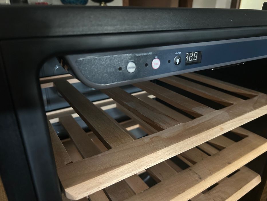 Chłodziarka na wino Haier - winiarka na 30 butelek