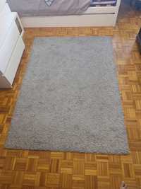 Carpete cinza usada