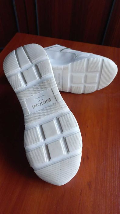 продам кросівки білі