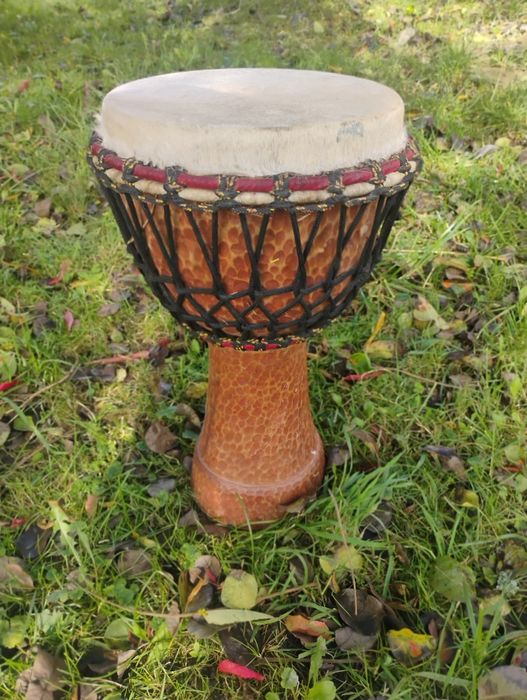 Świetny bęben djembe